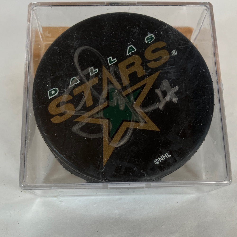 Dallas Stars Shawn Chambers 27 Signed Hockey Puck 1999 Era Acrylic Case No COA